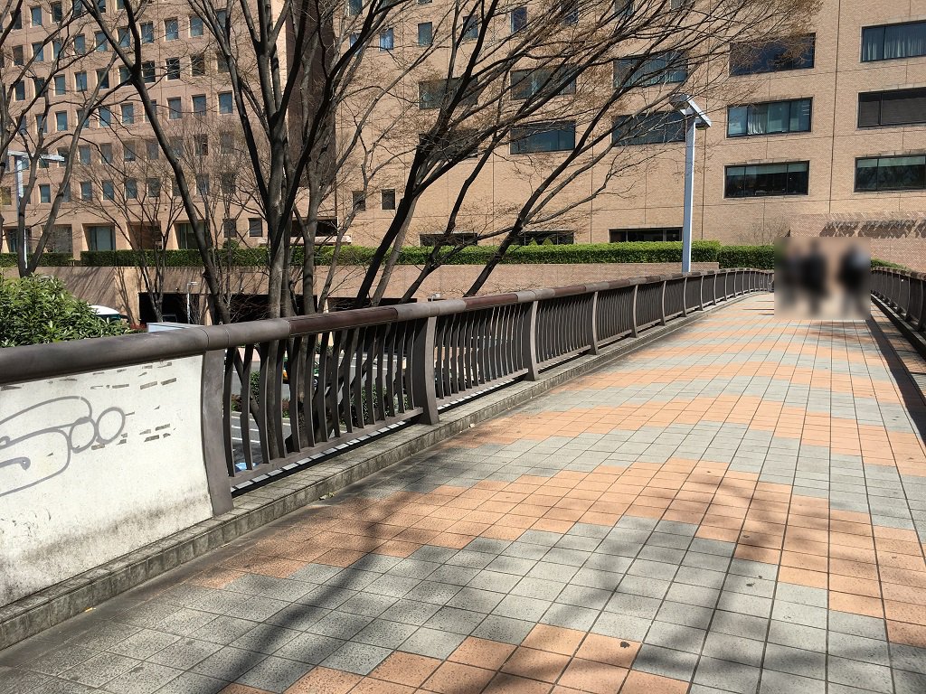ホテルハイアット東京前の歩道橋